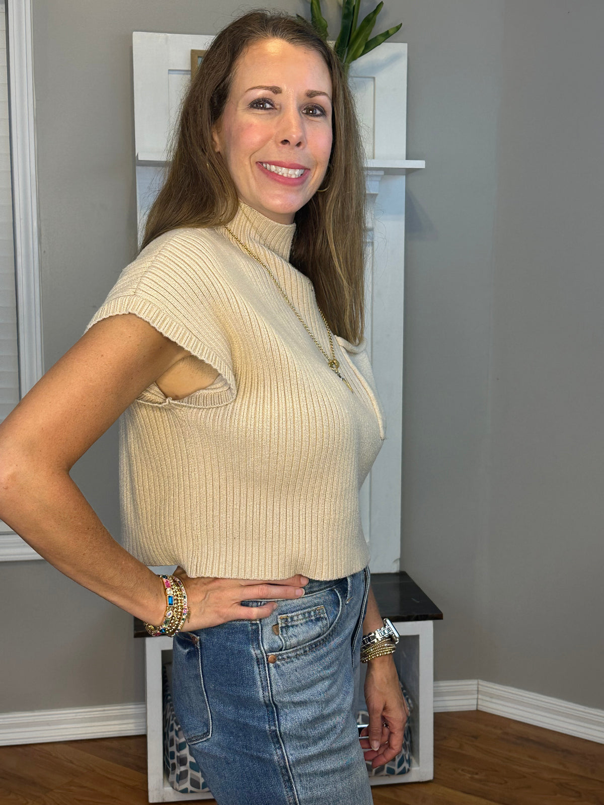 Solid knitted mock neck cropped top featuring single pocket detail.