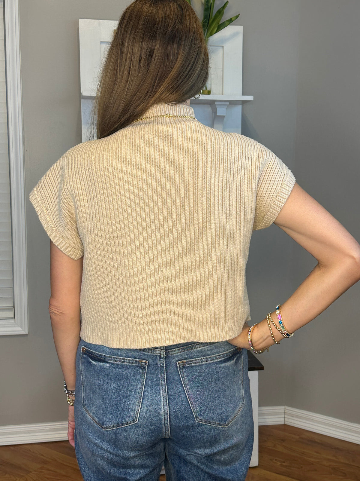 Solid knitted mock neck cropped top featuring single pocket detail.